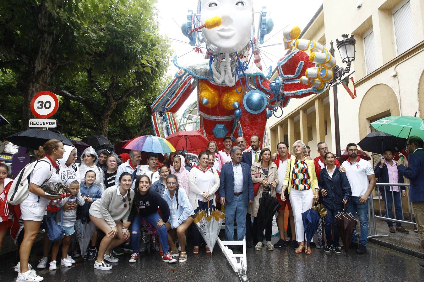 La carroza 'F2 Cíber', de Francis 2, ha ganado el concurso de la Gala Floral de Torrelavega, el emblemátio certamen que sirve como colofón a las fiestas de la Virgen Grande y que por primera vez en la historia no ha tenido desfile.