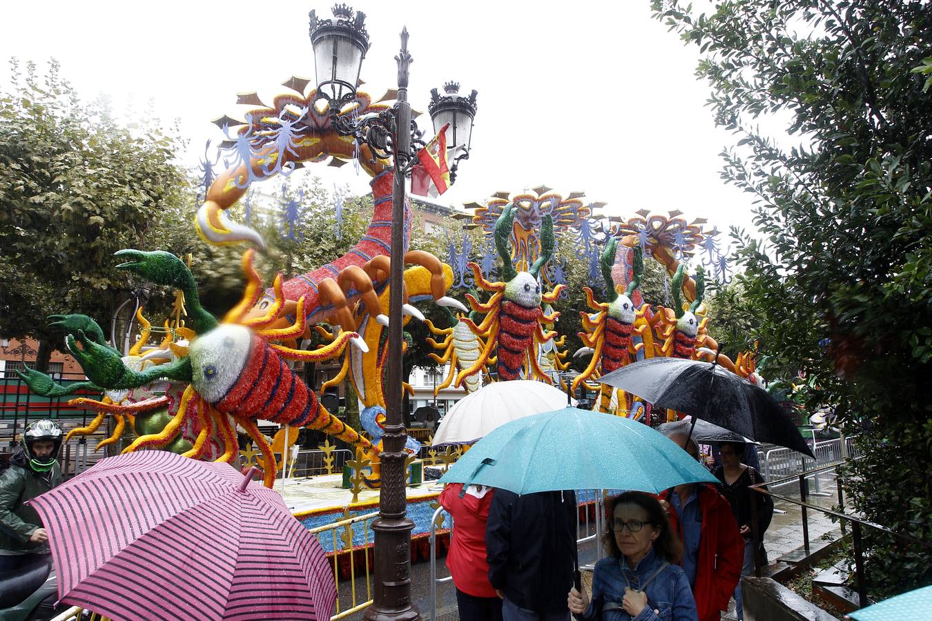 La carroza 'F2 Cíber', de Francis 2, ha ganado el concurso de la Gala Floral de Torrelavega, el emblemátio certamen que sirve como colofón a las fiestas de la Virgen Grande y que por primera vez en la historia no ha tenido desfile.