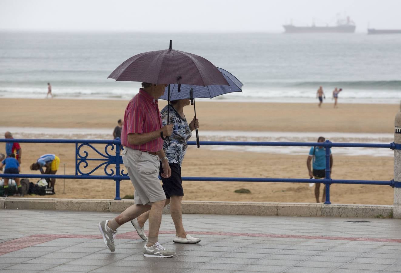 Fotos: El puente se despide con lluvia y atascos