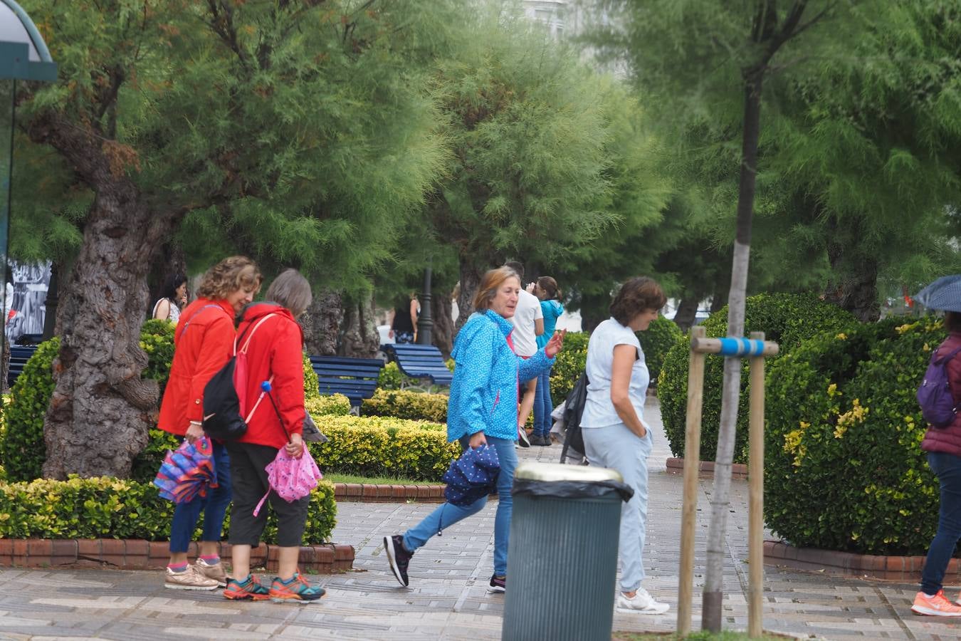 Fotos: El puente se despide con lluvia y atascos