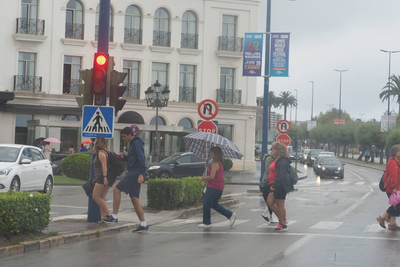 Fotos: El puente se despide con lluvia y atascos