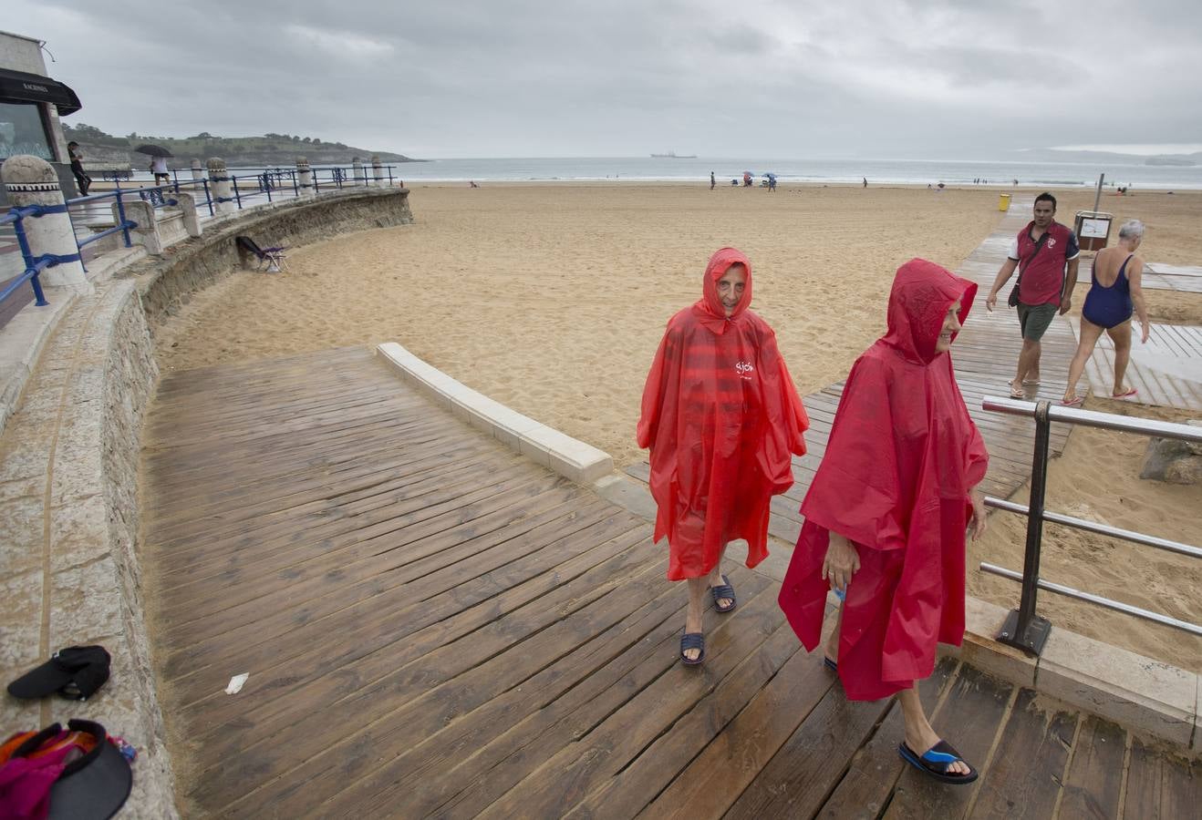 Fotos: El puente se despide con lluvia y atascos