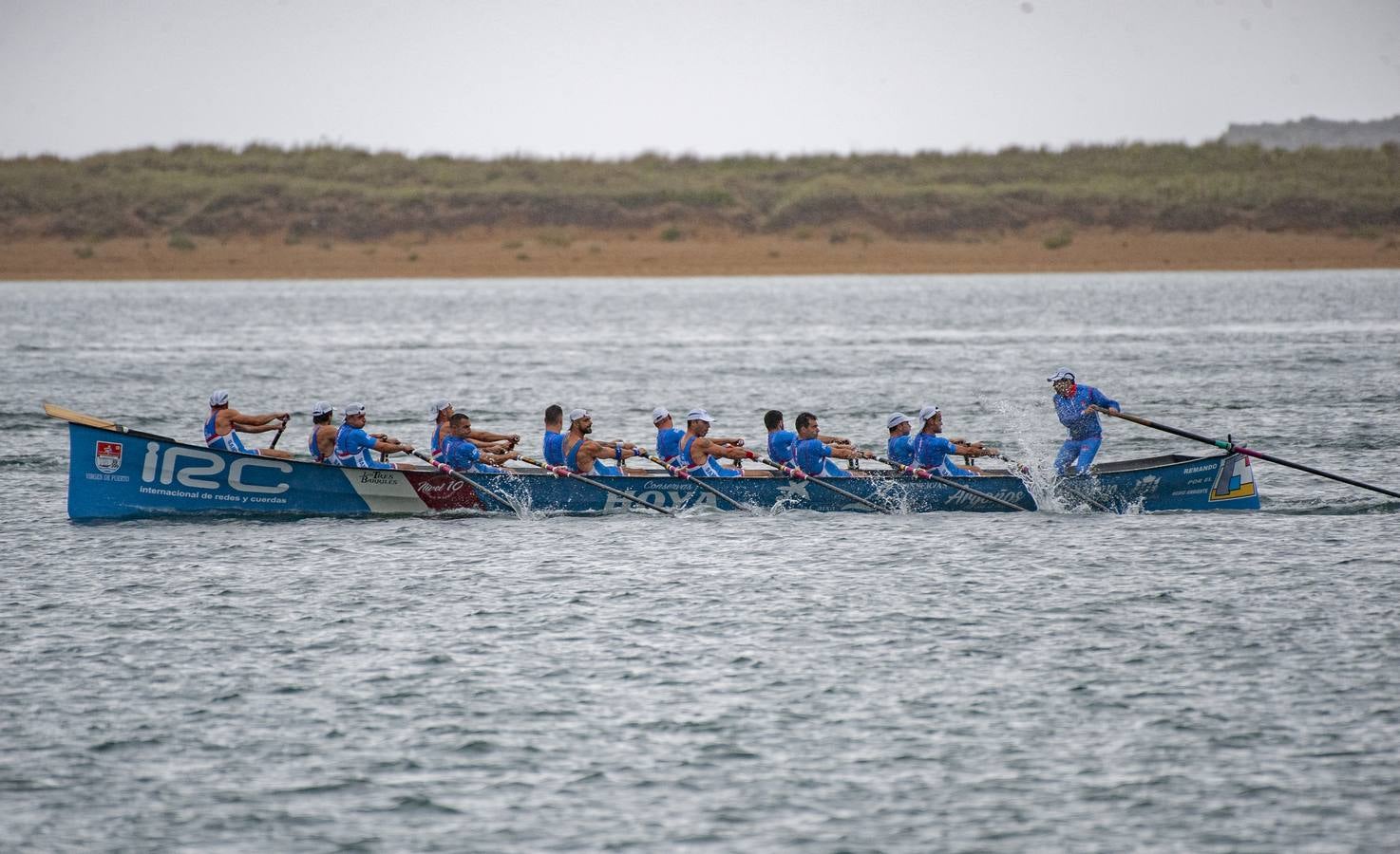 Pasado por agua en todos los sentidos. Así fue para los aficionados cántabros el Gran Premio Dynasol, segunda regata pedreñera del curso en la que los locales solo pudieron ser séptimos en medio del diluvio