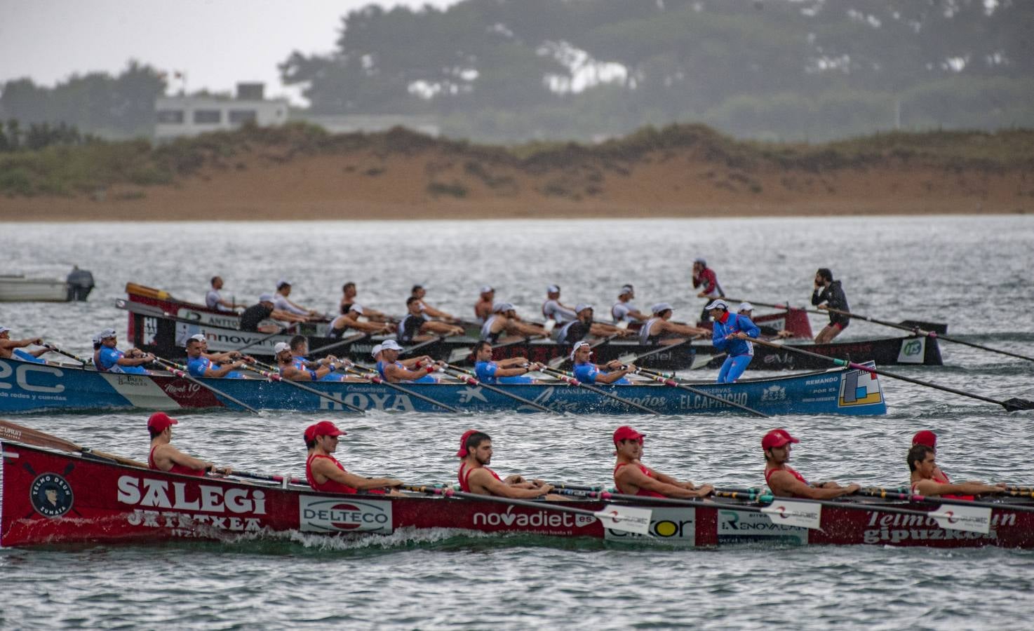 Pasado por agua en todos los sentidos. Así fue para los aficionados cántabros el Gran Premio Dynasol, segunda regata pedreñera del curso en la que los locales solo pudieron ser séptimos en medio del diluvio