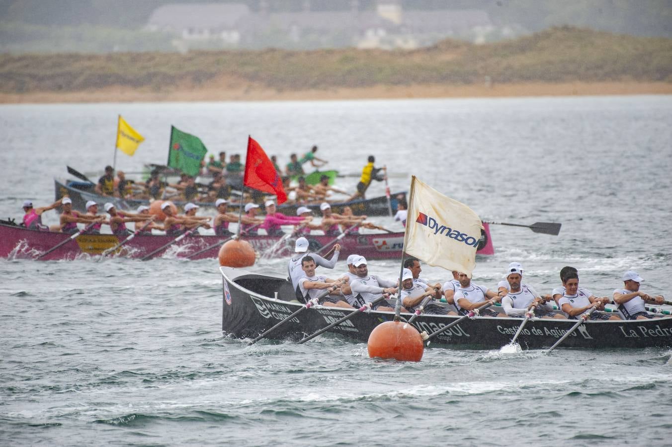 Pasado por agua en todos los sentidos. Así fue para los aficionados cántabros el Gran Premio Dynasol, segunda regata pedreñera del curso en la que los locales solo pudieron ser séptimos en medio del diluvio