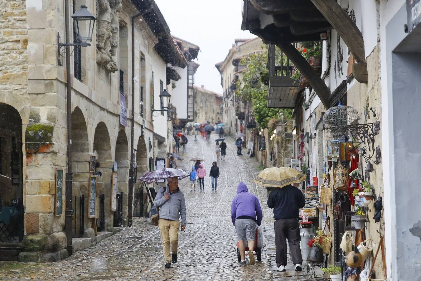 Santillana nunca falla. Los visitantes y turistas acuden a visitarla en los días mas desapacibles del verano en Cantabria