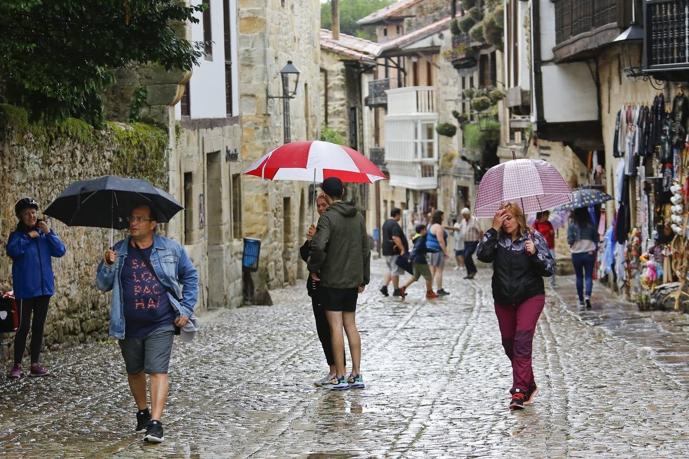 Santillana nunca falla. Los visitantes y turistas acuden a visitarla en los días mas desapacibles del verano en Cantabria