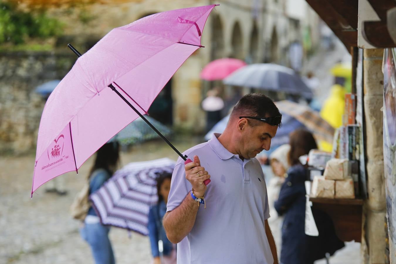 Santillana nunca falla. Los visitantes y turistas acuden a visitarla en los días mas desapacibles del verano en Cantabria