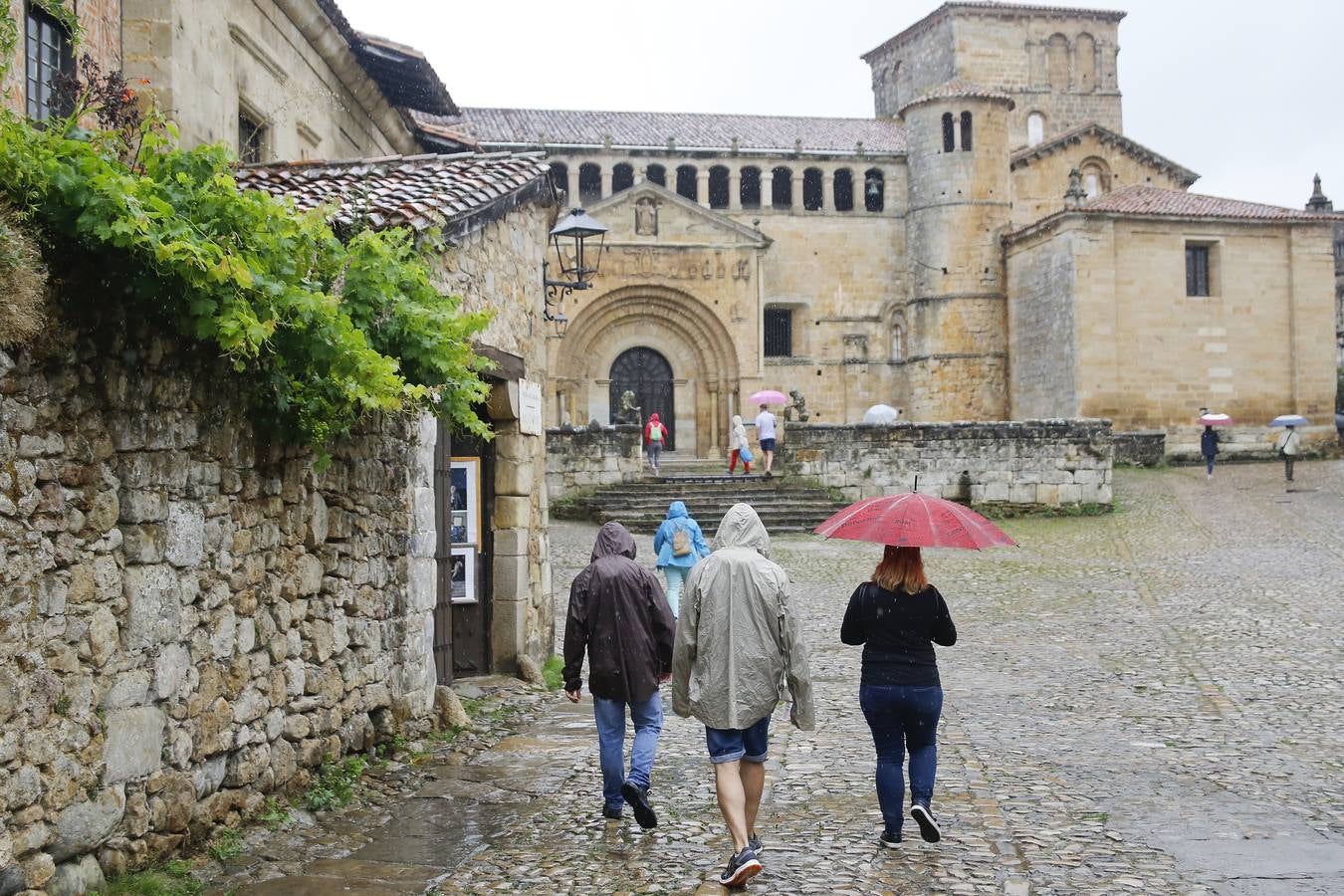 Santillana nunca falla. Los visitantes y turistas acuden a visitarla en los días mas desapacibles del verano en Cantabria