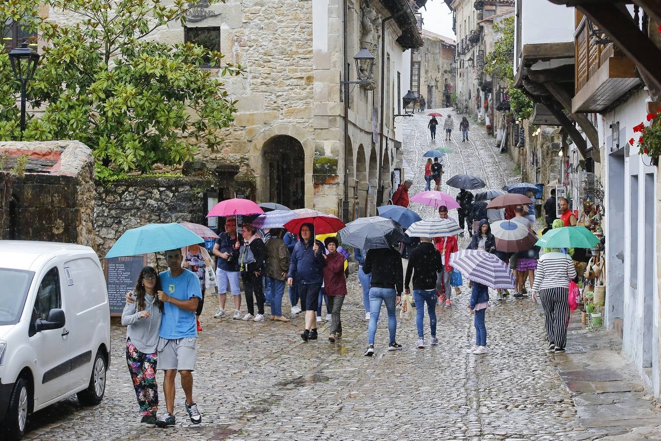 Santillana nunca falla. Los visitantes y turistas acuden a visitarla en los días mas desapacibles del verano en Cantabria