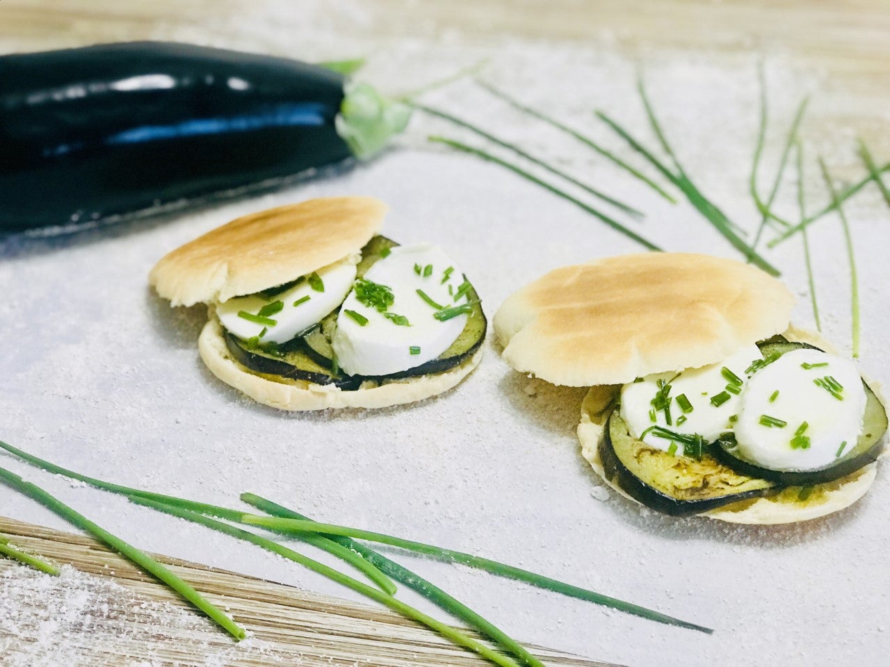 BERENJENA EN PAN DE PITA. Una opción genial para cenas sabrosas.