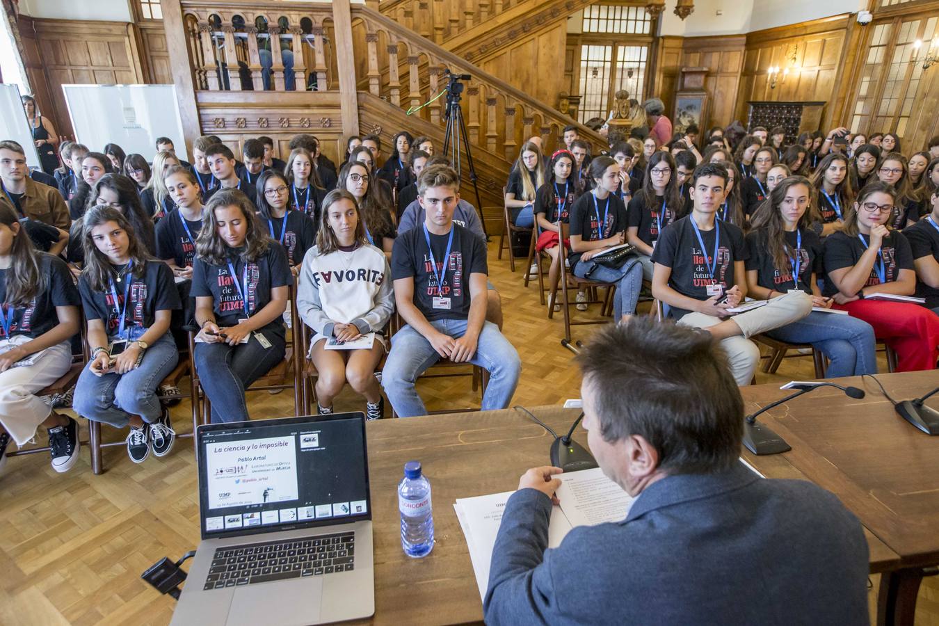 Los estudiantes arrancan su estancia en La Magdalena asistiendo a ponencias sobre nuevos retos científicos, biología o sobre arqueología 