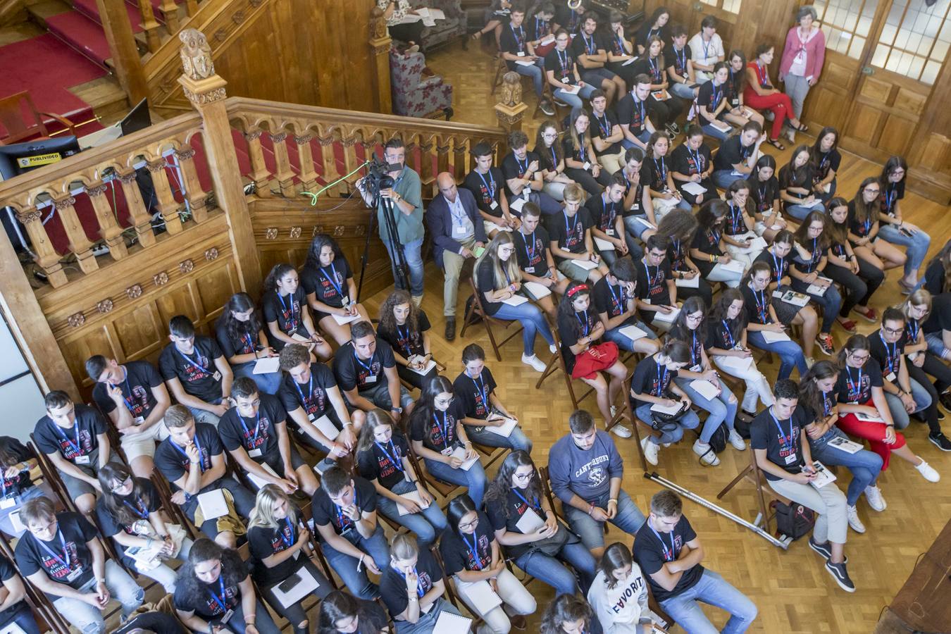 Los estudiantes arrancan su estancia en La Magdalena asistiendo a ponencias sobre nuevos retos científicos, biología o sobre arqueología 