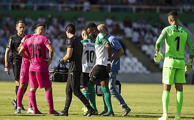 Ritchie Kitoko tuvo que ser atendido de sus molestias musculares en el partido ante el Málaga.