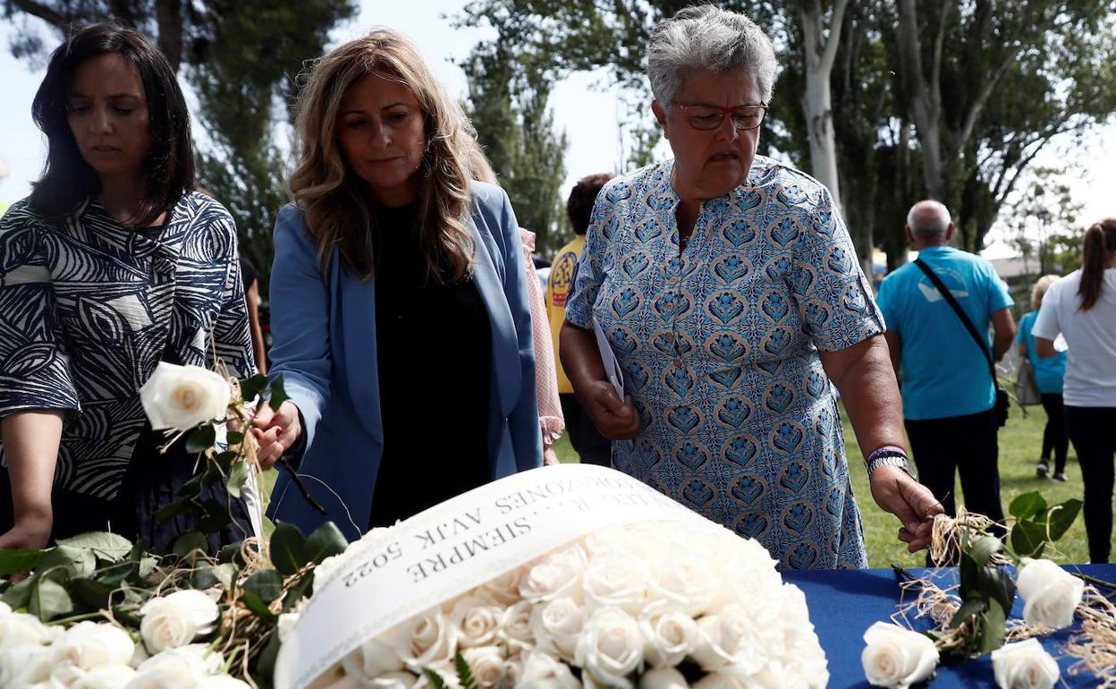 Afectadas por la tragedia aérea depositan rosas en el momumento a las víctimas.