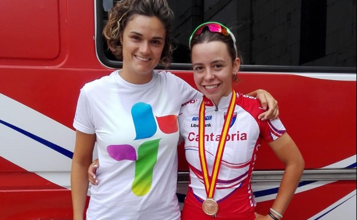 Alba Leonardo, con su medalla de playa, junto a su directora Cristina San Emeterio 