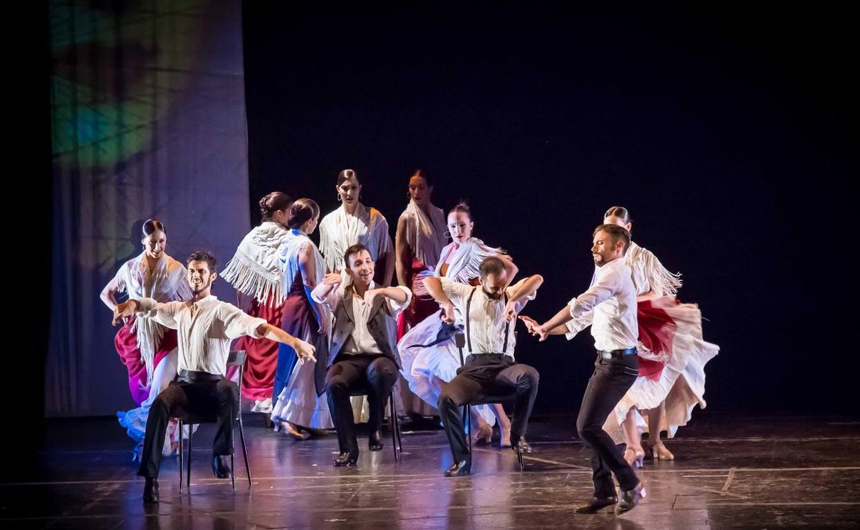 Los bailarines, en uno de los números de la obra que se podrá ver este fin de semana en Santander. 