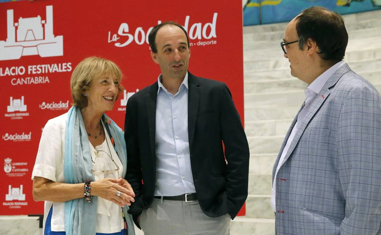 Eva Ranea, junto a Ángel López (centro) y Regino Mateo, en la presentación de la programación de la nueva temporada.