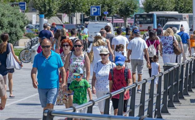 Turistas de paseo por el centro de Santander, que al igual que el resto de la región, ha disfrutado de un puente de gran afluencia de visitantes