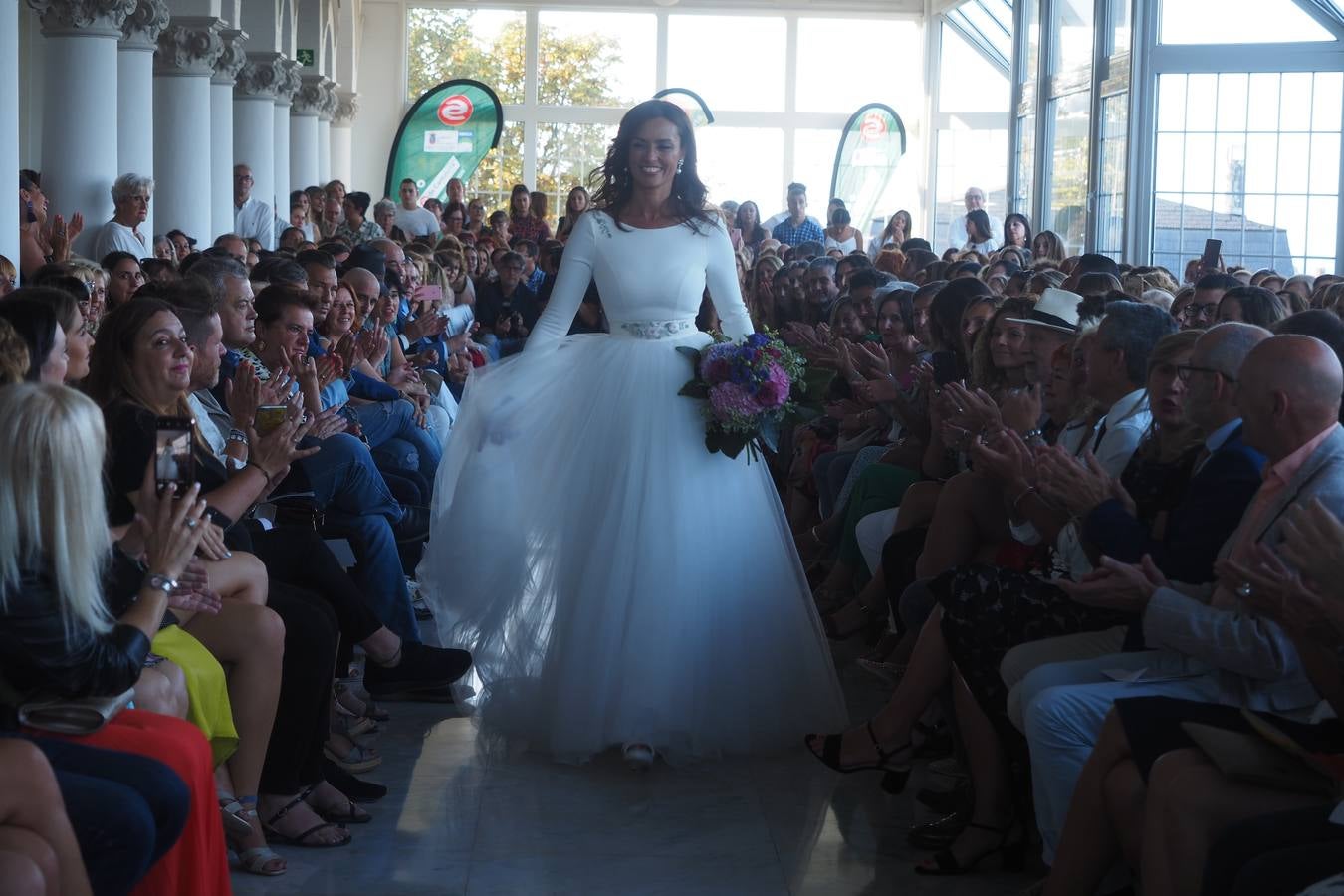 La firma Silvia Fernández protagonizó el ya clásico desfile del verano con lleno de público