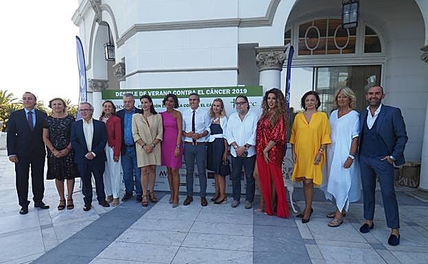 Momento 'photocall' con algunas de las autoridades e invitados del evento de moda.