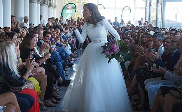 Galería. La ex miss Candela Rodríguez en pleno desfile, junto a otras imágenes del evento celebrado en el Hotel Real.