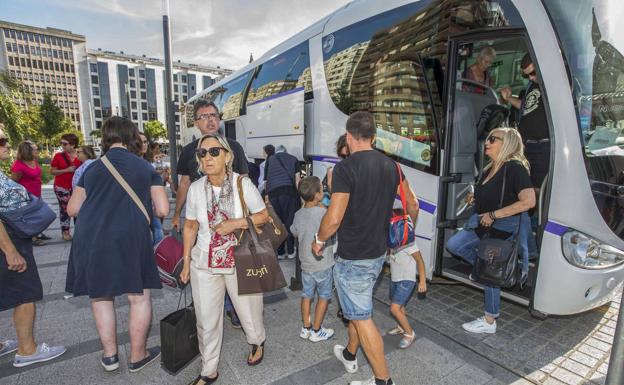 q Los viajeros del Alvia procedente de Alicante, a su llegada a Santander en autobús, ayer, pasadas las 18.30 horas