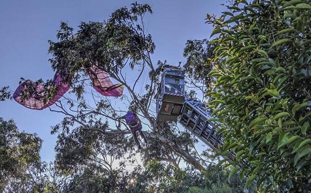 Rescatado un parapentista que quedó enganchado en un árbol junto a la playa de Mataleñas