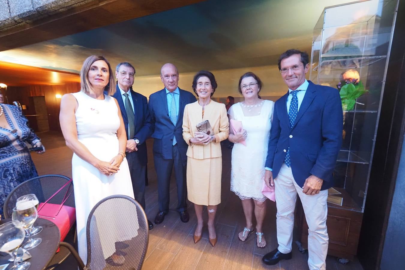 La alcaldesa de Santander, Gema Igual, la expresidenta del Parlamento de Cantabria, Lola Gorostiaga, y la regatista santanderina Berta Betanzos, han sido galardonadas este martes con el Emboque de Oro 2019, el máximo reconocimiento que la Casa de Cantabria en Madrid otorga a las personalidades cántabras.