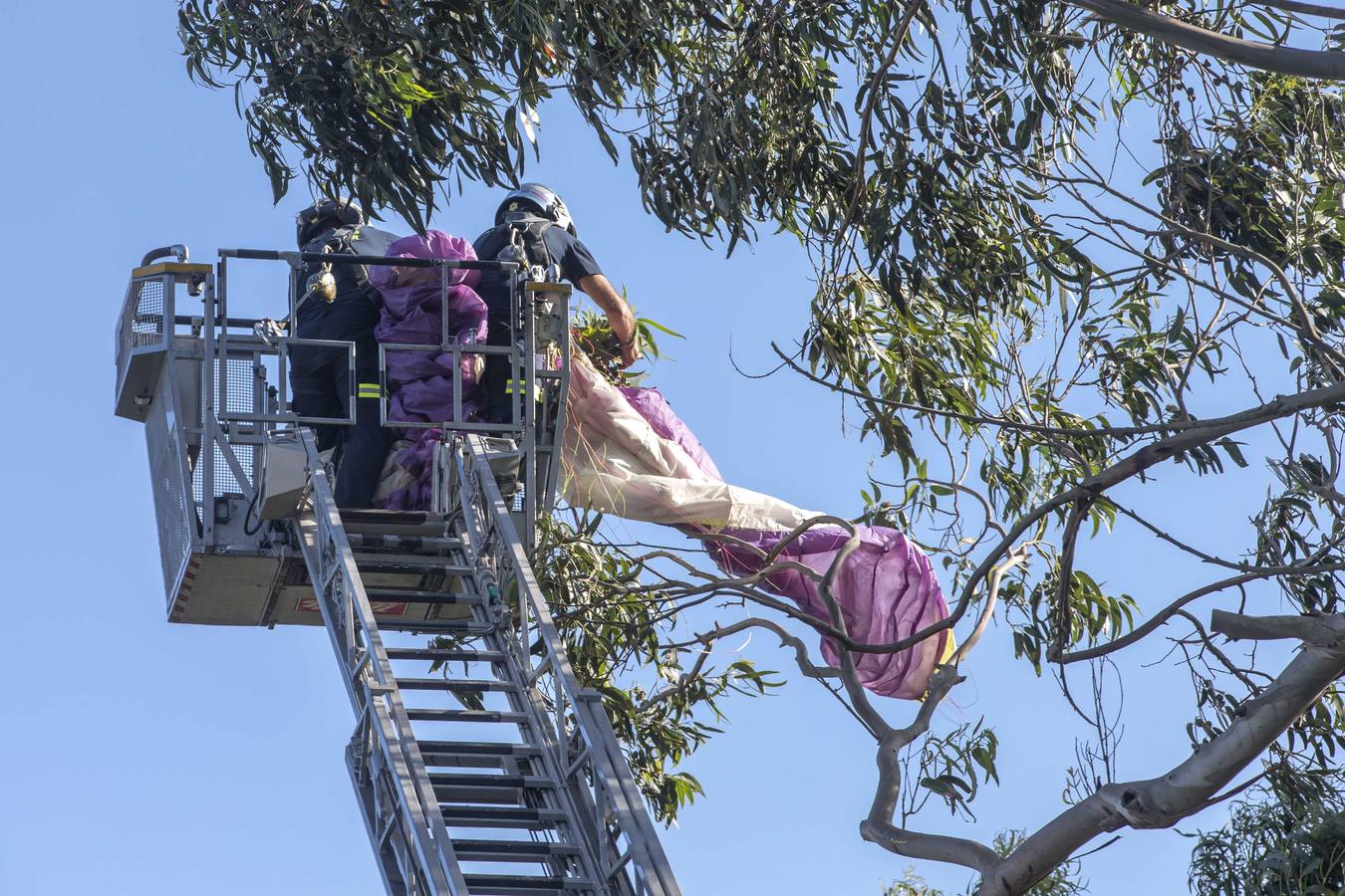 Fotos: Rescatado un parapentista que quedó enganchado en un árbol junto a la playa de Mataleñas