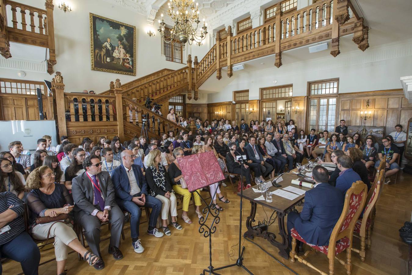 La Universidad Internacional Menéndez Pelayo ha entregado el XII Premio a las artes escénicas' al dramaturgo, quien ha dedicado el galardón recibido a los intérpretes. El acto ha tenido lugar en el Palacio de La Magdalena