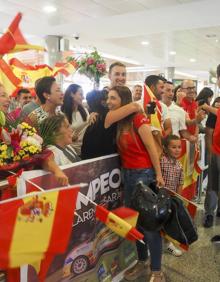 Imagen secundaria 2 - Un centenar de personas recibe a Sara Fernándezy Efrén Llarena