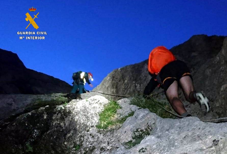 Una agente del Greim ayuda al montañero francés a subir.