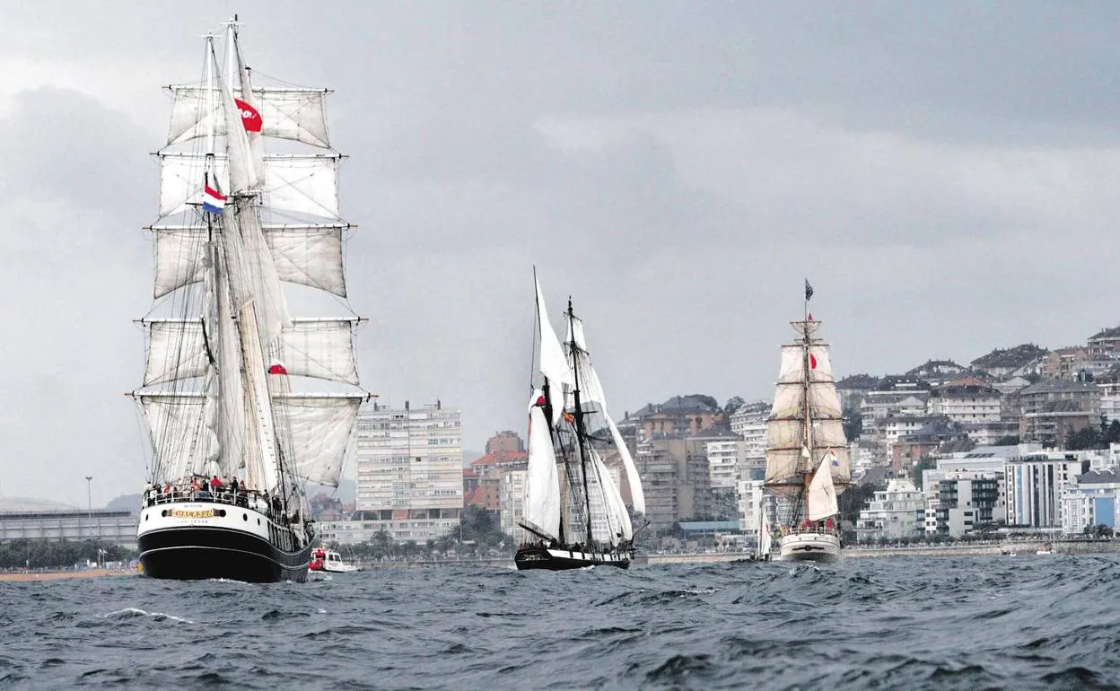 Imagen de archivo, de algunos de los veinte barcos participantes en 2009, con el velamen desplegado en la bahía.