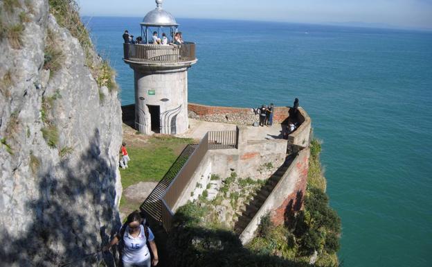 El Faro del Caballo, en el monte Buciero de Santoña. :