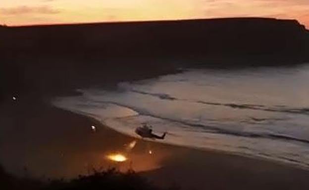 Instante en que el helicóptero llega a la playa de Langre. 