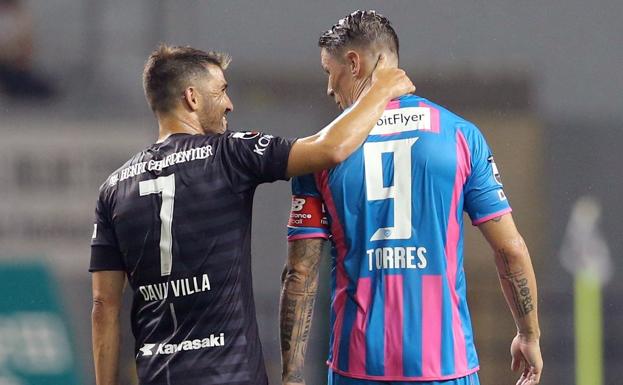 David Villa abraza a Fernando Torres durante el Sagan Tosu-Vissel Kobe jugado este viernes en Tosu