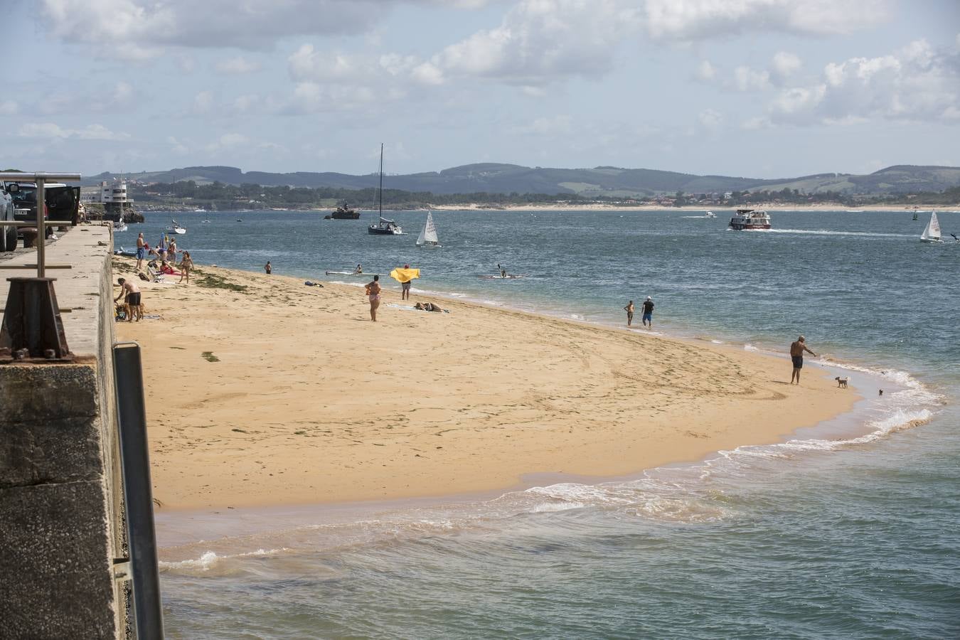 El arenal ubicado al final del promontorio de San Martín, que aparece y desaparece con las mareas, ha crecido a lo largo y a lo ancho