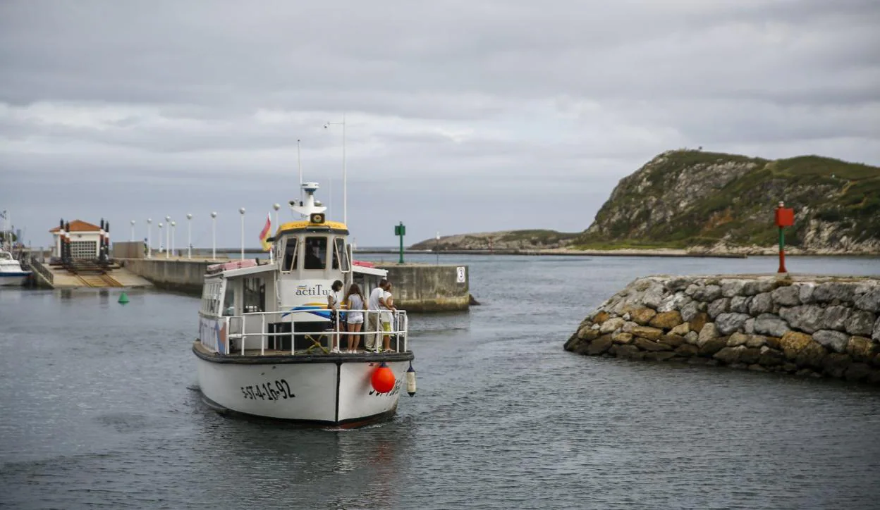 La embarcación que durante el verano permite el paso a Cuchía regresa al puerto de Suances.