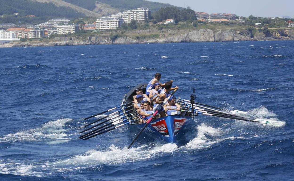 Imagen de archivo de la trainera de Astillero