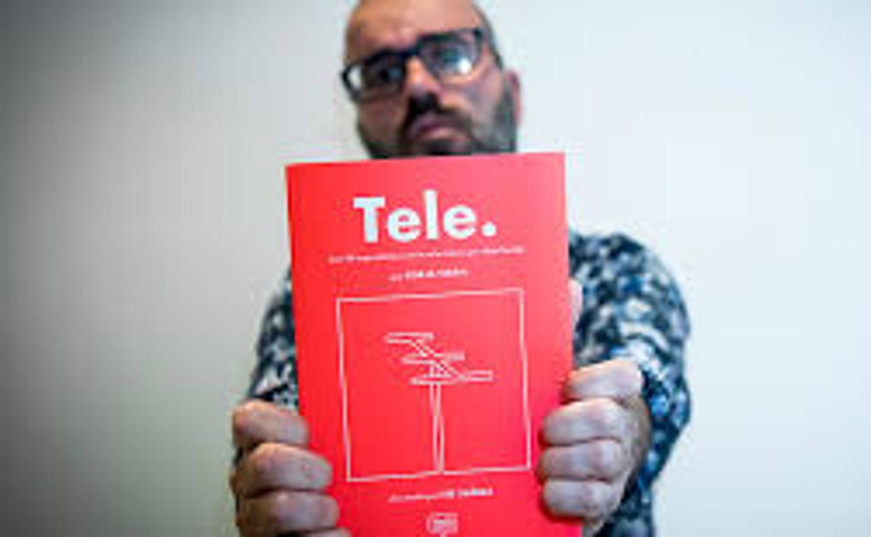 Borja Terán muestra su nueva publicación.