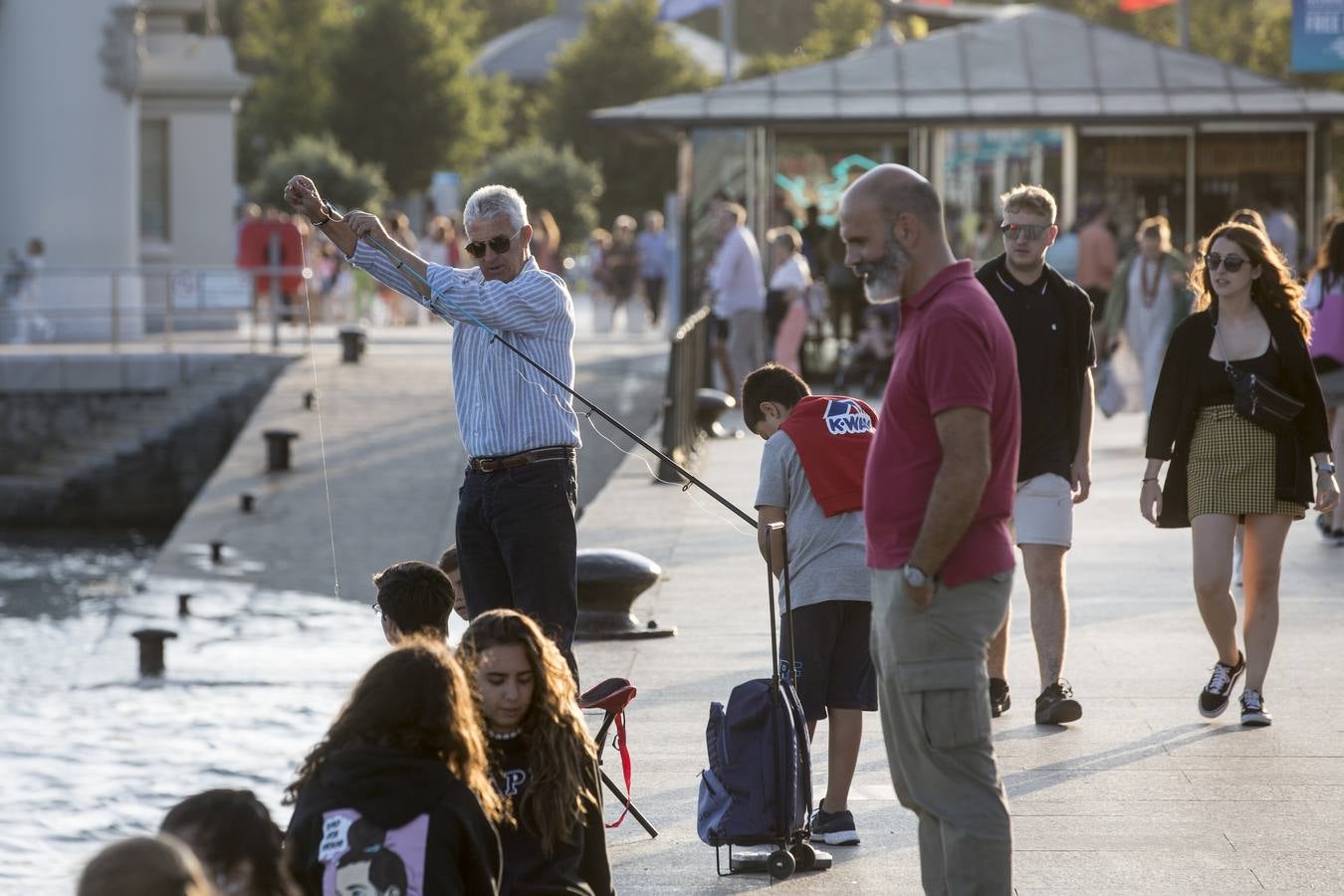 Requiere paciencia y reporta tranquilidad. Eso dicen los veraneantes, vecinos de la región y visitantes que se dan cita cada tarde en el paseo marítimo de Santander.