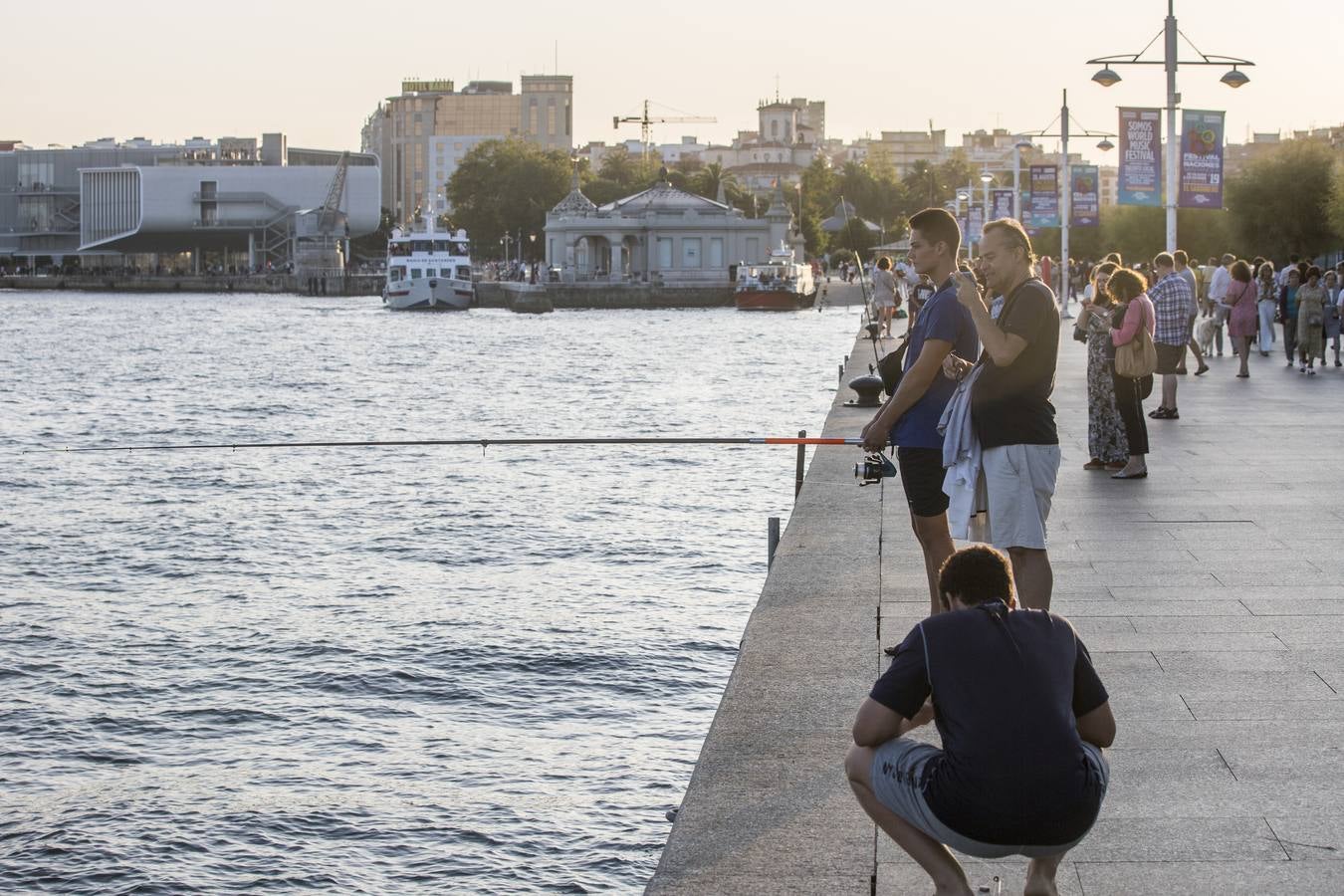 Requiere paciencia y reporta tranquilidad. Eso dicen los veraneantes, vecinos de la región y visitantes que se dan cita cada tarde en el paseo marítimo de Santander.