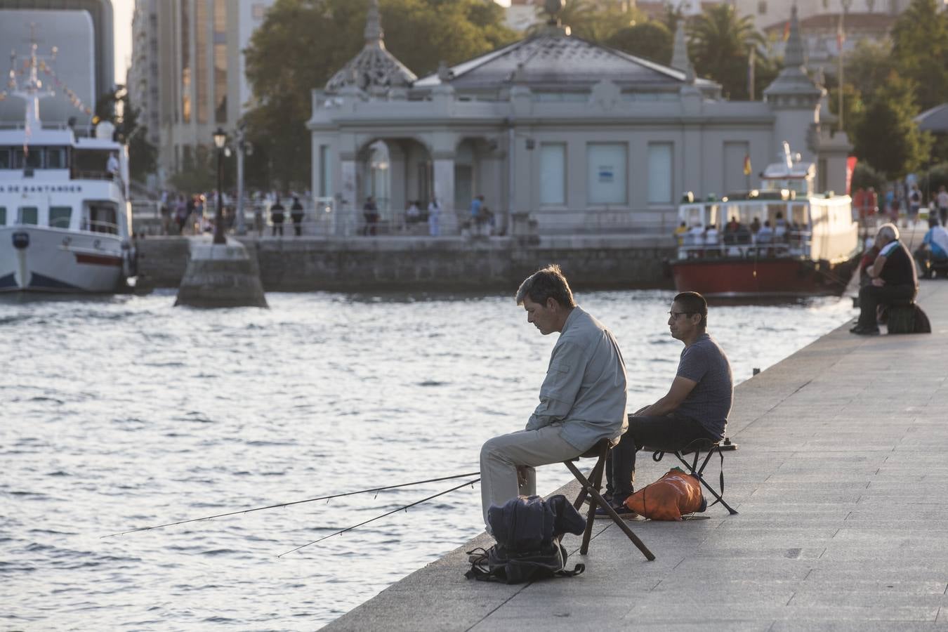 Requiere paciencia y reporta tranquilidad. Eso dicen los veraneantes, vecinos de la región y visitantes que se dan cita cada tarde en el paseo marítimo de Santander.