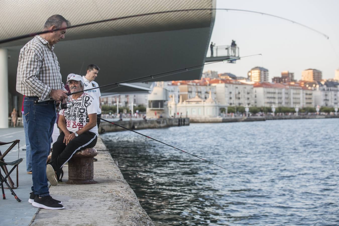 Requiere paciencia y reporta tranquilidad. Eso dicen los veraneantes, vecinos de la región y visitantes que se dan cita cada tarde en el paseo marítimo de Santander.