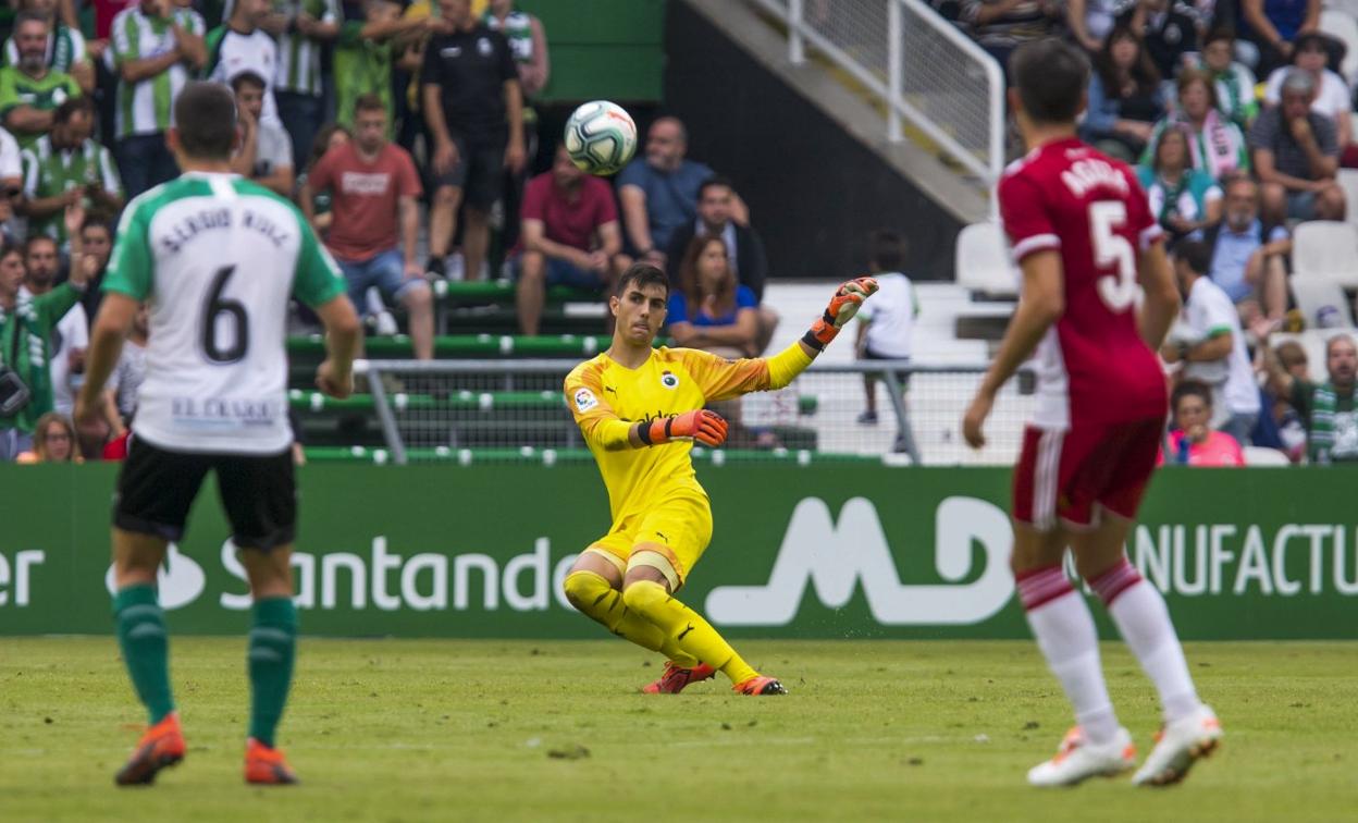 Lucas Díaz desplaza el balón en un lance de la primera mitad.