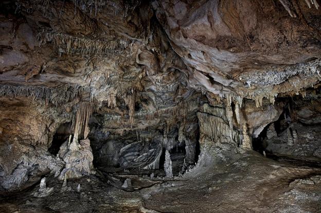 Interior de la cueva de Chimeneas, en Puente Viesgo. En el centro, una formación circular que se desploma del techo por el peso de las propias estalactitas. 