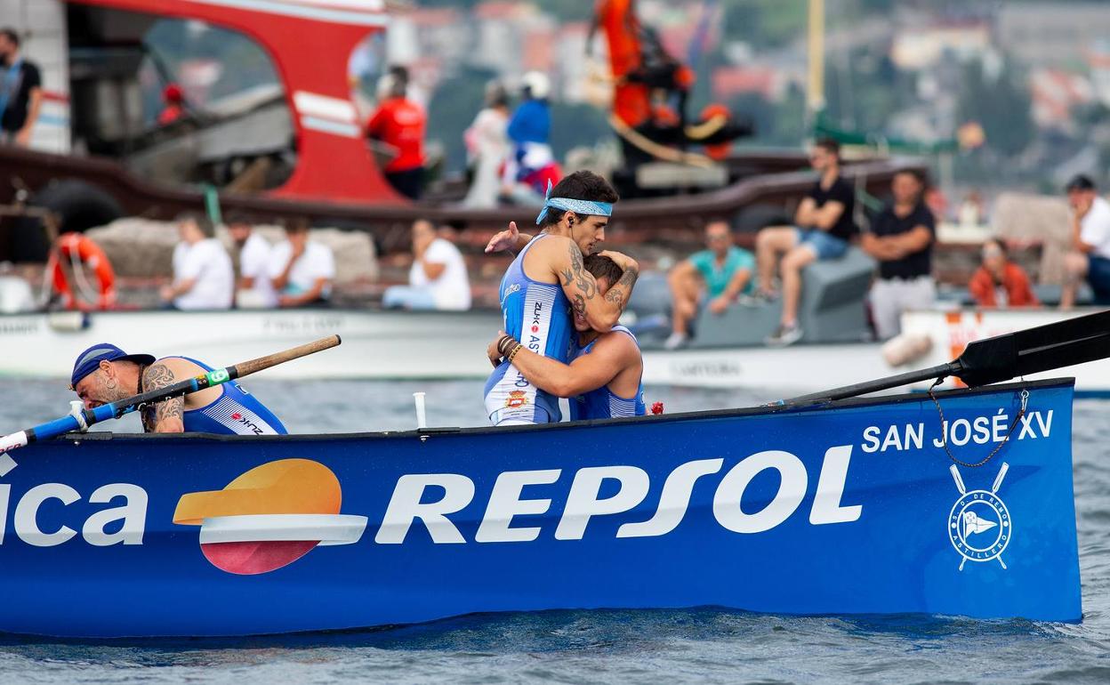 Los remeros de Astillero se abrazan desconsolados tras la regata.