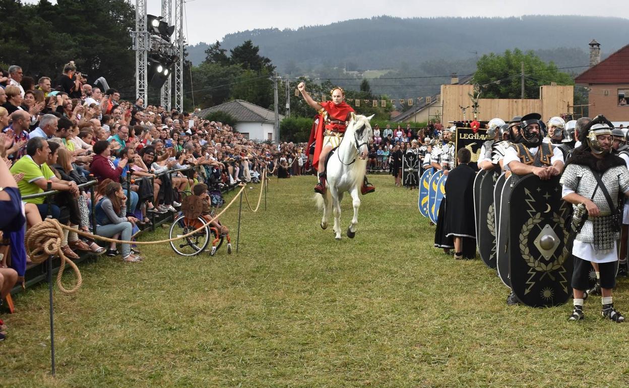 Llegada de César a caballo.