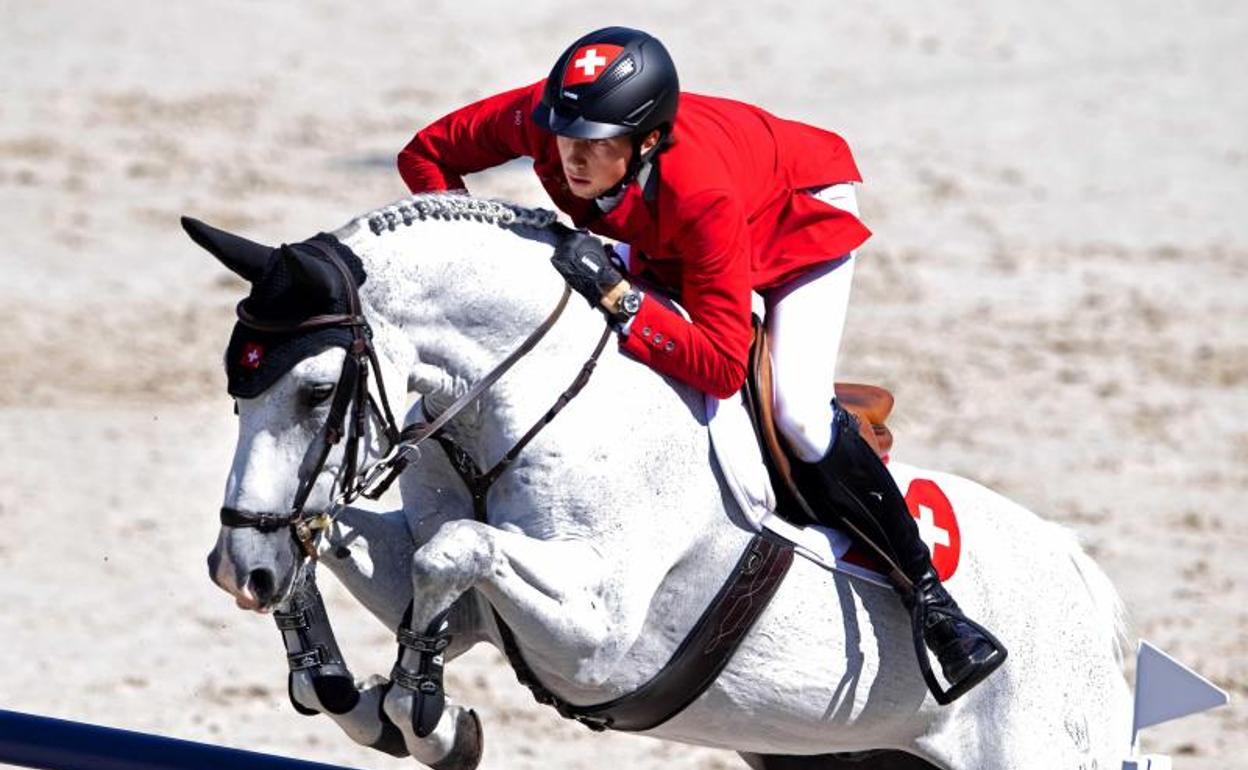 Martin Fuchs en la final de saltos de la Longines FEI Jumping European Championship.